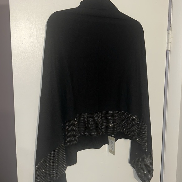 NWT. Woman’s La Fiorentina Embellished Poncho. One size. - Picture 7 of 7